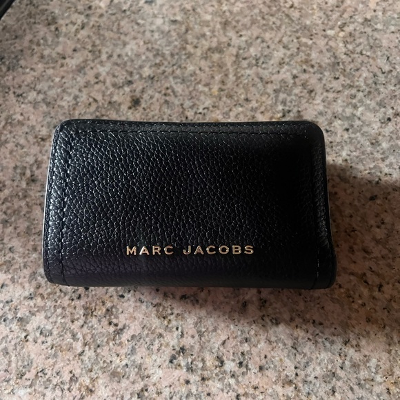 Marc Jacobs Black Pebbled Leather Slim Card Holder with Gold Logo - Picture 9 of 16